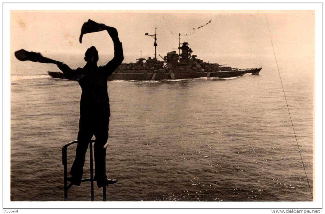 15443   German  Nazi  Navy Ship, Sailor Signaling From Submarine - War 1939-45