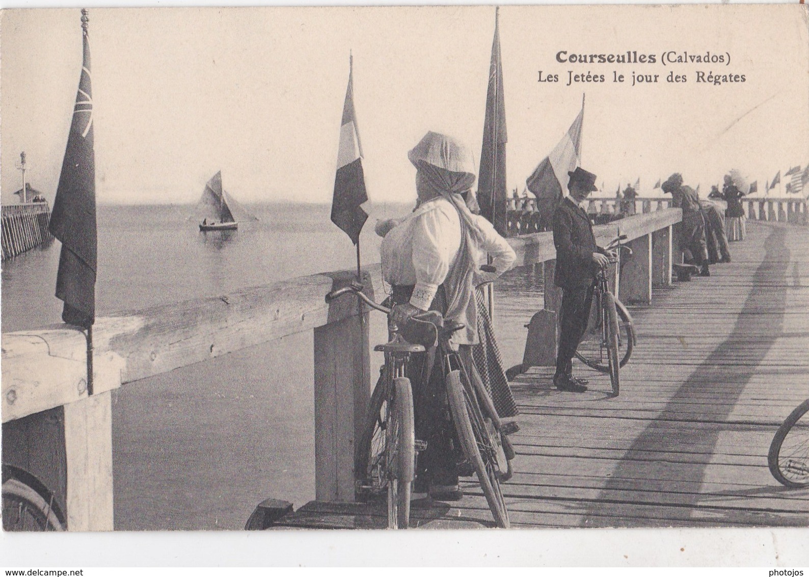 Carte Postale : Courseulles Sur Mer (14)  Les Jetées Le Jour Des Régates  Ed  ? - Courseulles-sur-Mer