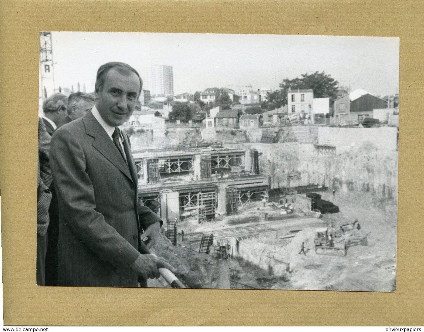 BAGNOLET . PIERRE LELONG  Visite Le Plus Gros Central Téléphonique En Construction En 1976 - Places