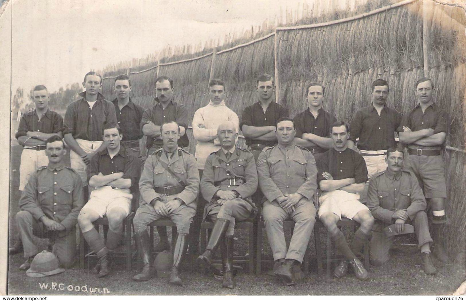 Militaria > Guerre 1914-18 Carte Photo Originale Camp De Prisonniers à Identifier Sportifs Et Officiers - Guerre 1914-18