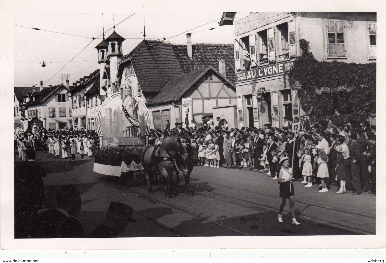 SCHILRIGHEIM 1950 Cortège Du Messti Devant La MAISON ROUGE - Orte