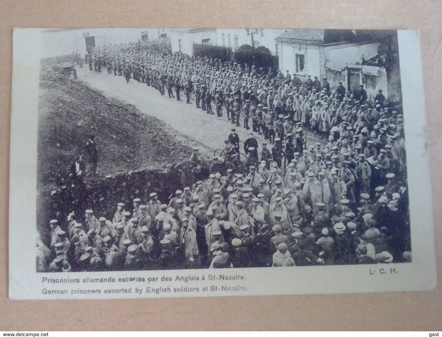 44   SAINT  NAZAIRE    PRISONIERS ALLEMANDS   ESCORTES PAR  LES SOLDATS  ANGLAIS  A  ST  NAZAIRE - Saint Nazaire