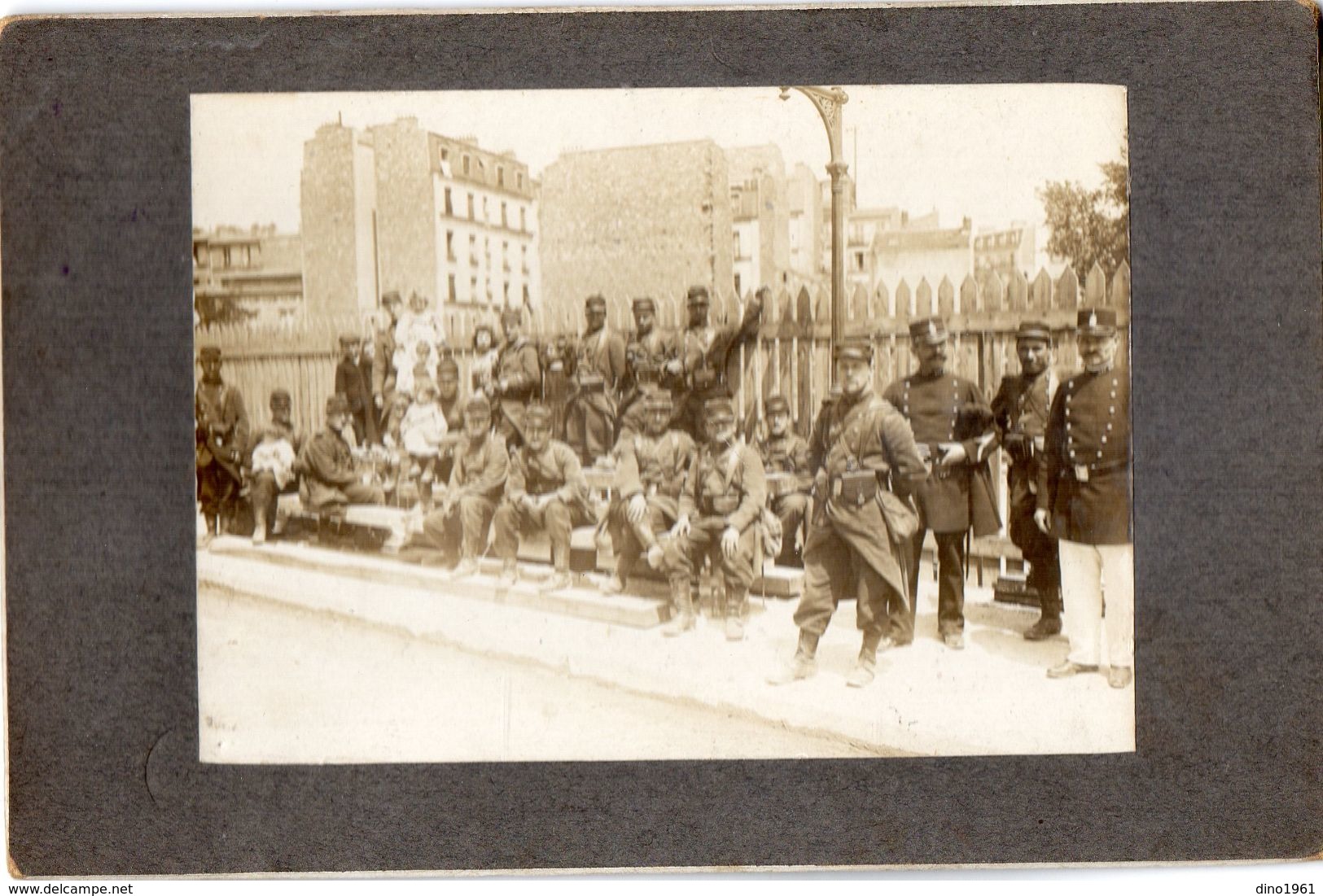 PHOTO 422 - MILITARIA - Photo Originale 11,5 X 8 Sur Carton - Groupe De Soldat & Policier N°XIV Sur Le Col à PARIS - Guerre, Militaire