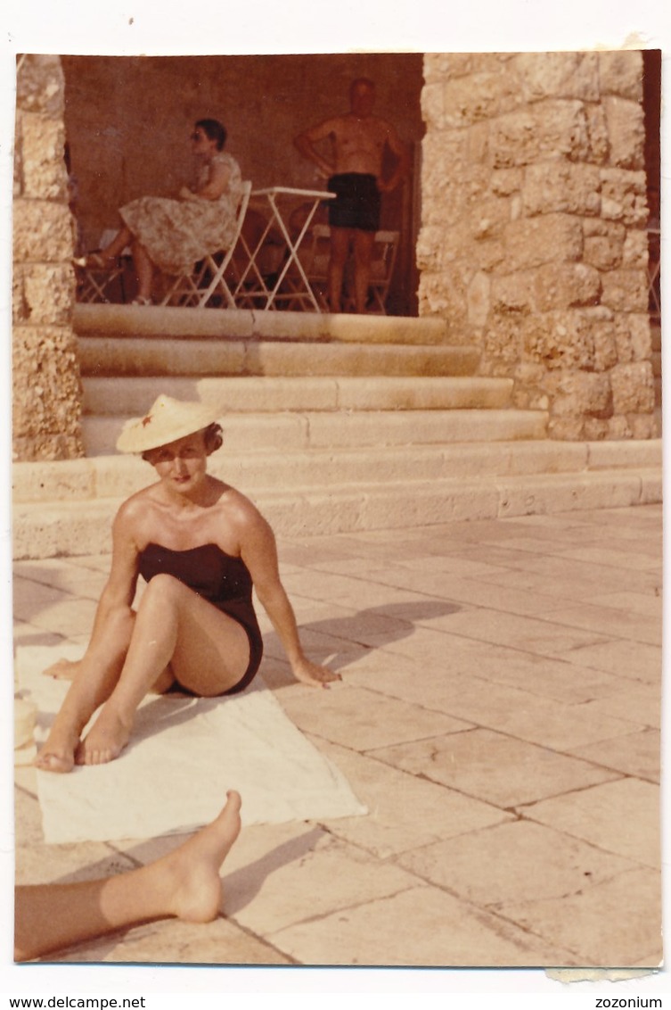 REAL PHOTO Ancienne, Swimsuit Hat Woman On Beach, Femme En Maillot De Bain Sur Plage, ORIGINAL - Non Classés
