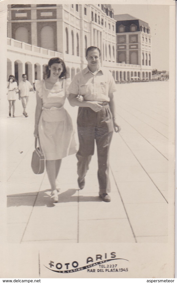 MAR DEL PLATA PHOTO ORIGINAL. PAREJA COUPLE. PLAGE BEACH POSTAL. -TBE-BLEUP - Anonymous Persons