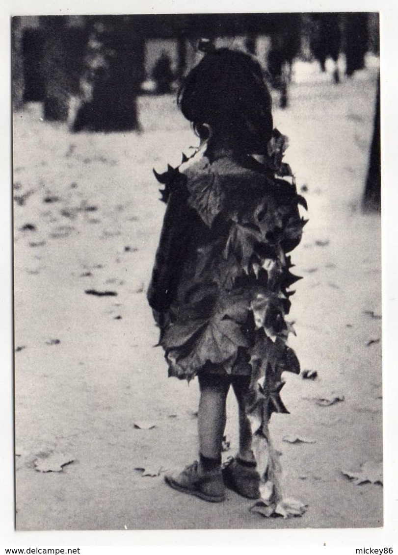 Photographe  Edouard BOUBAT  -- La Petite Fille Aux Feuilles Mortes - Autres & Non Classés