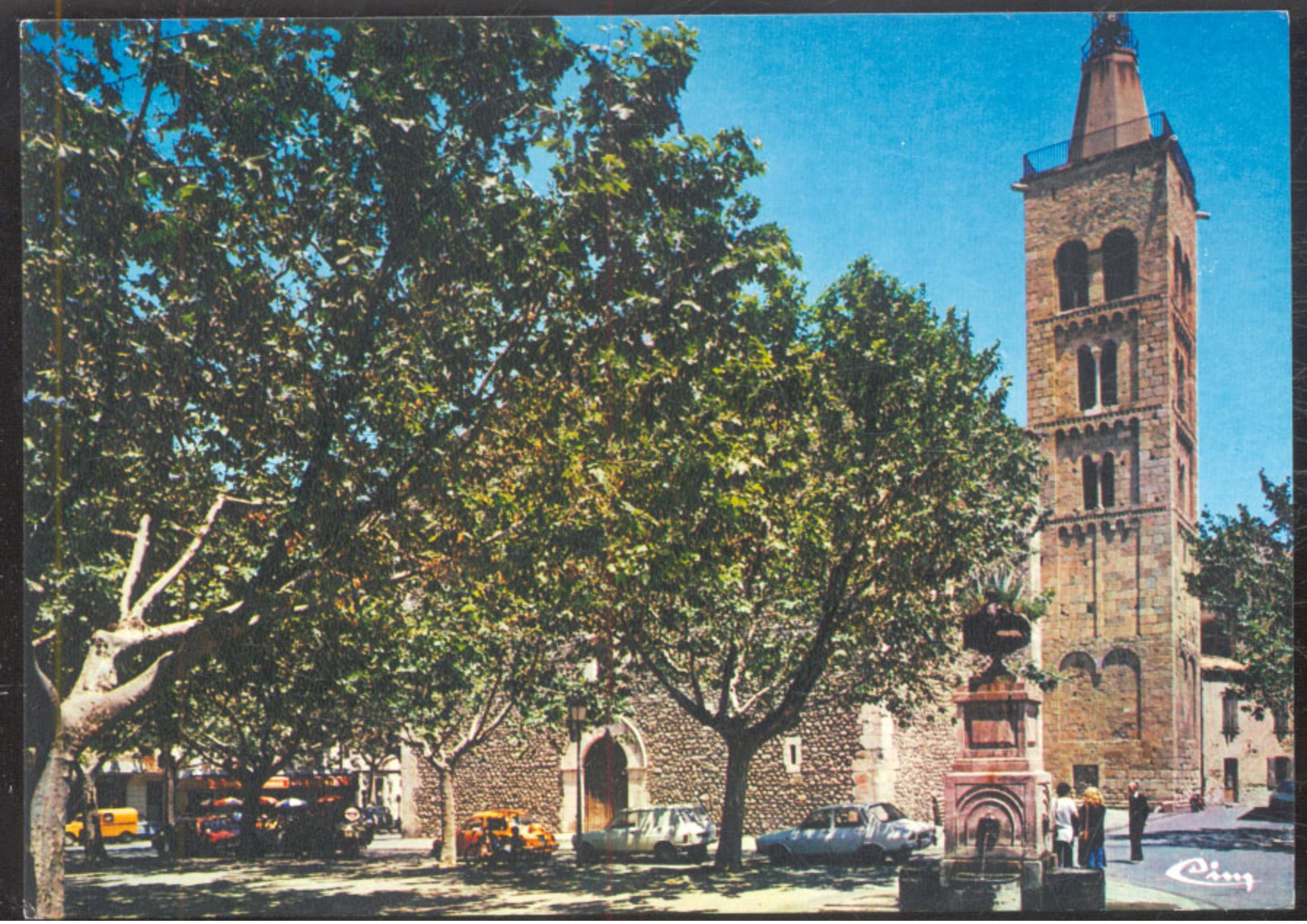 PRADES (Pyr. Or.).- L' Eglise Et La Fontaine - Prades