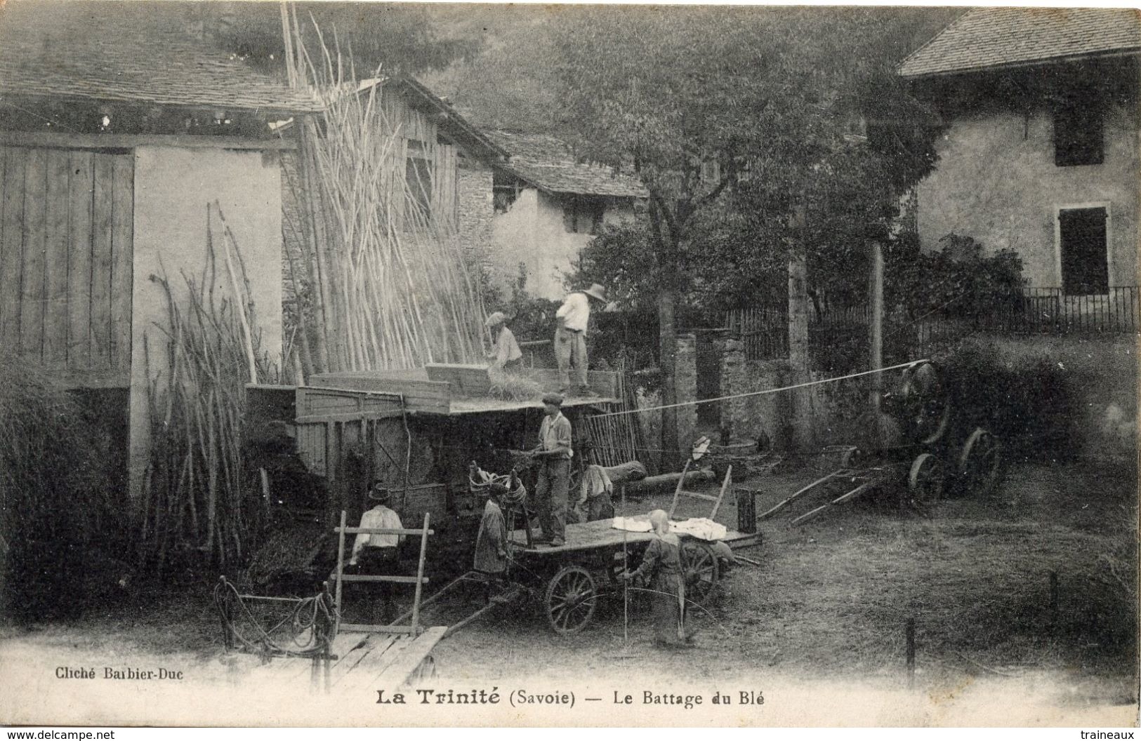 73 LA TRINITE - LE BATTAGE DU BLE - MOISSONNEUSE BATTEUSE A VAPEUR - Autres & Non Classés