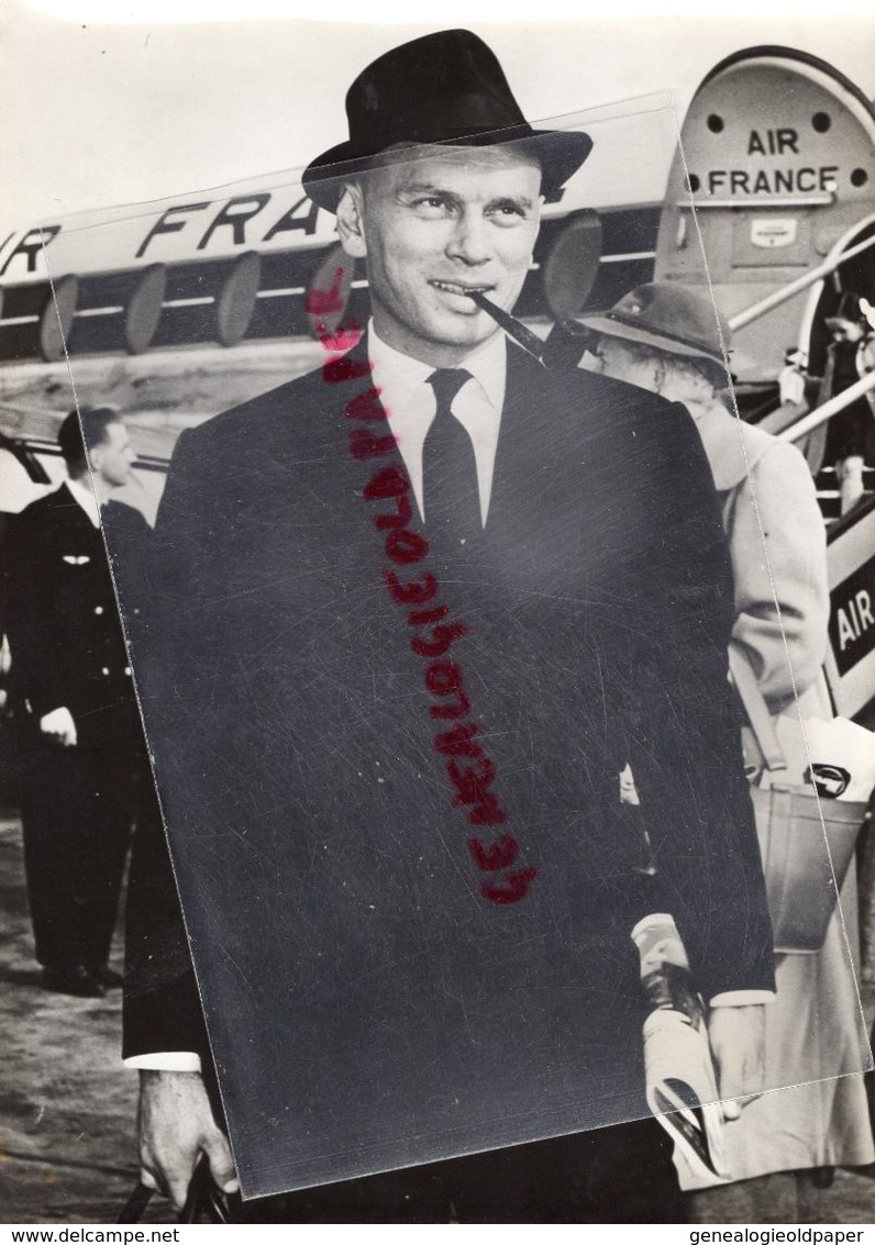 RARE PHOTO ORIGINALE YUL BRUNNER- ARRIVEE AIR FRANCE PARIS - CINEMA -MOVIES STARS - Célébrités