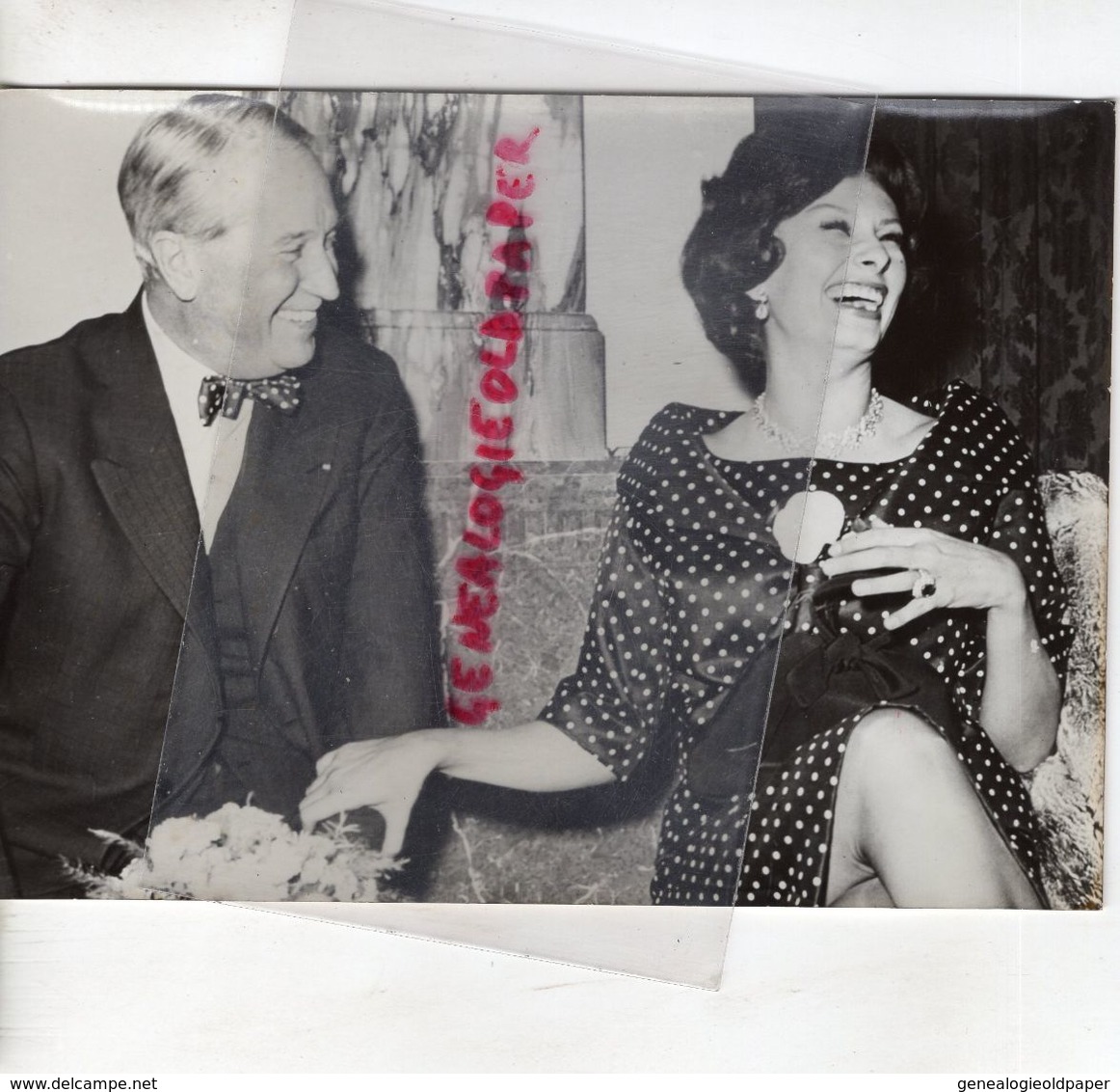 RARE PHOTO ORIGINALE MAURICE CHEVALIER ET SOFIA LOREN-  CINEMA  MOVIES STARS - Berühmtheiten