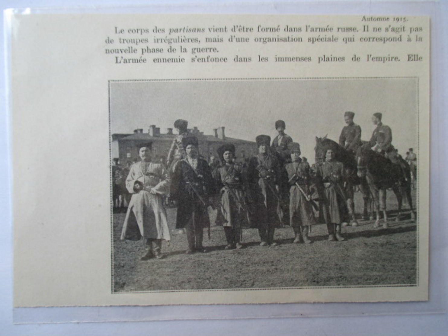 1916 -France - Officiers Cavalerie Cosaque Russe Du "Corps Des Partisants" - Coupure De Presse Originale (Encart Photo) - Historical Documents