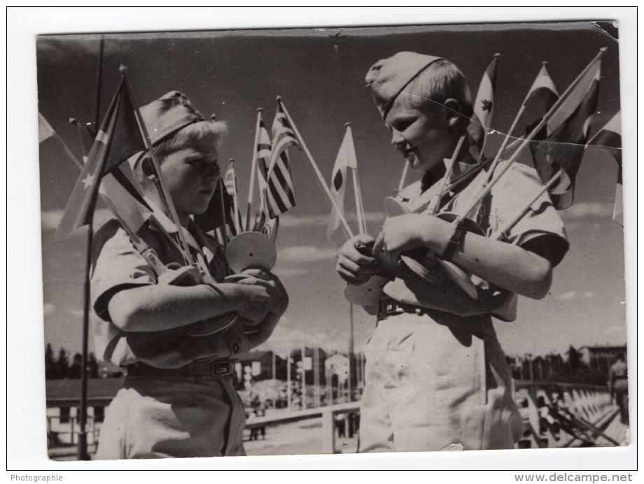 2 Jeunes Garcons Portant Des Drapeaux Scoutisme? Scouts? Ancienne Photo De Presse 1960's - Other & Unclassified