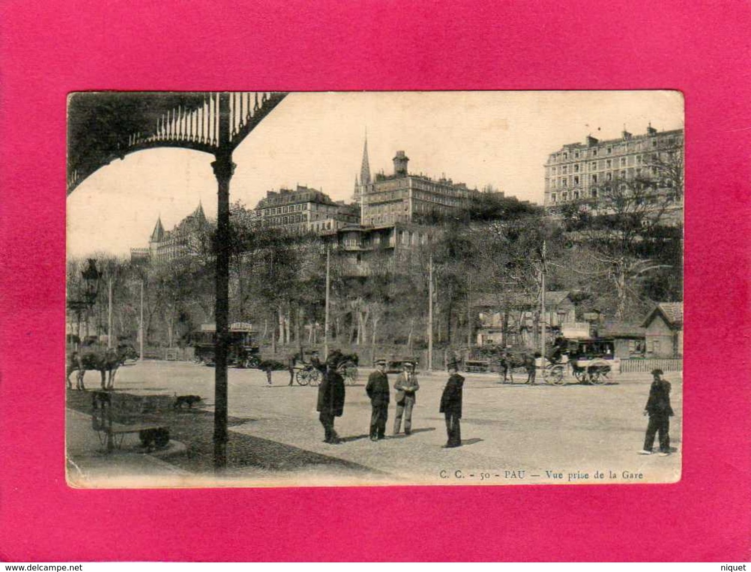 64 Pyrénées Atlantiques, Pau, Vue Prise De La Gare, Animée, Calèches, Chefs De Gare, 1905, (C. C.) - Pau