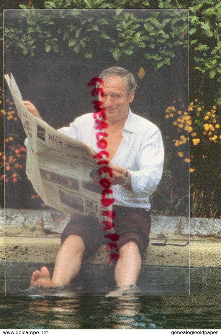 06- NICE- CARTE PHOTO YVES MONTAND AVEC JOURNAL NICE MATIN AU BORD PISCINE-  PRESSE REGIONALE - Werbung