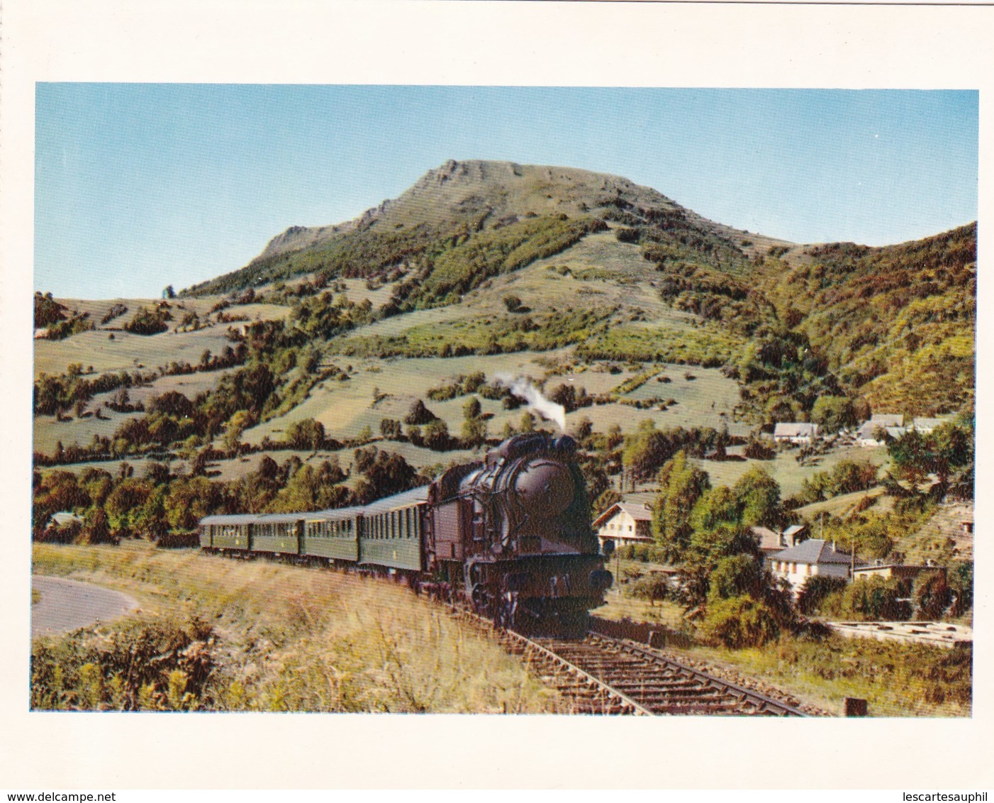 L Express Paris-Le Mont-Dore Pres De La Bouboule Train Locomotive En Marche SNCF - Trains