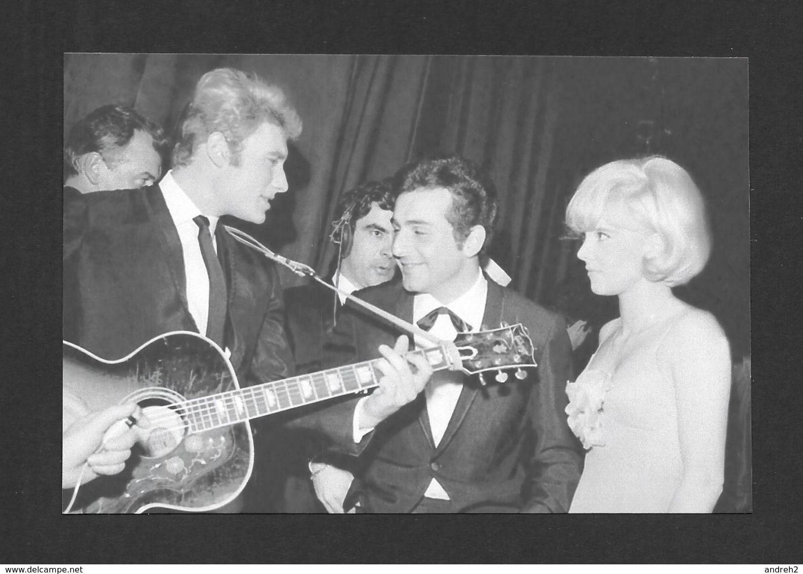 ARTISTES - ACTRICES DE CINÉMA ET CHANTEUSE - SYLVIE VARTAN  JOHNNY HOLIDAY ET RICHARD ANTHONY À PARIS EN 1964 - Acteurs