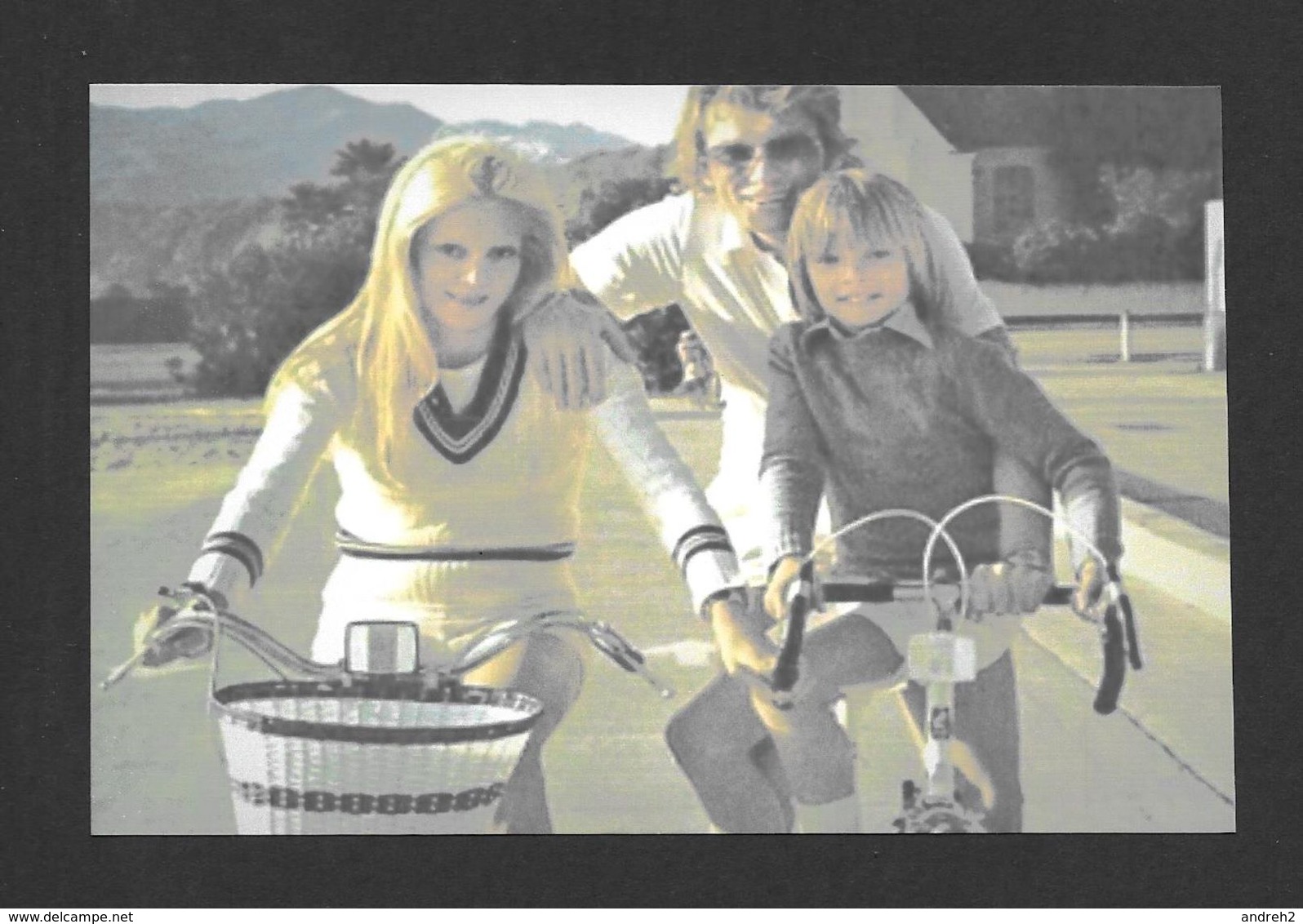 ARTISTES - ACTRICES DE CINÉMA ET CHANTEUSE - LA JOLIE SYLVIE VARTAN ET JOHNNY HALLYDAY EN BICYCLETTE AVEC LEUR ENFANT - Actors