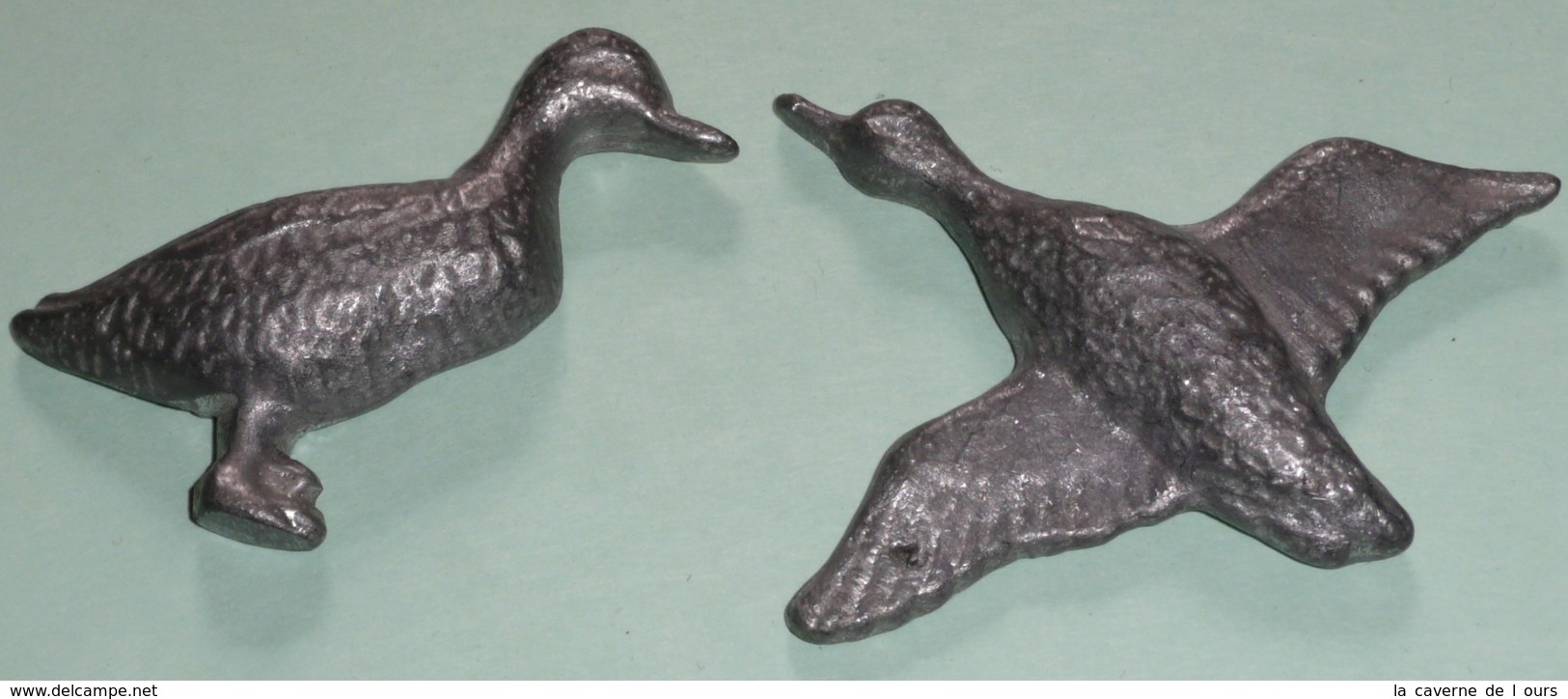 Lot De 2 Anciennes Figurines En Métal, Oiseaux Canards, Une Face Plate - Pájaros – Patos