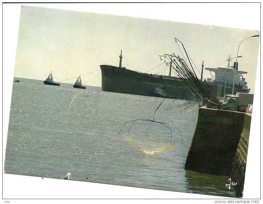 44  SAINT  NAZAIRE  ENTREE  D  UN  PETROLIER  DANS   LE  BASSIN  A  FLOT  (  PECHE  AU  CARRELET ° - Saint Nazaire