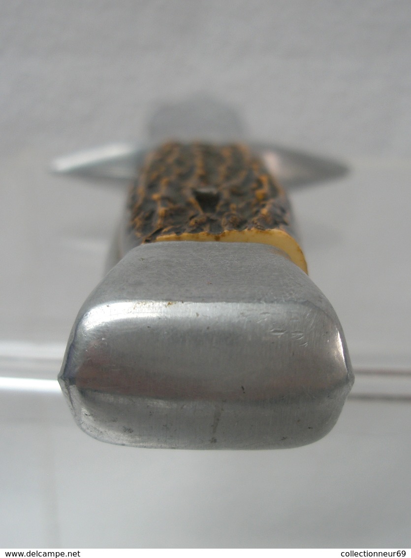 Couteau fantaisie en aluminium, lame en inox et plaquettes en plastique, fourreau en cuir marqué ARS / Années 70
