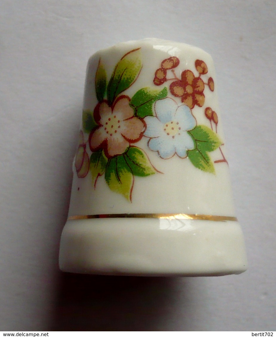 Lot De 10 Dés à Coudre Collection Porcelaine Dont Un Superbe En Fine Porcelaine De CHINE - FLEURS DIVERSES - Ditali Da Cucito
