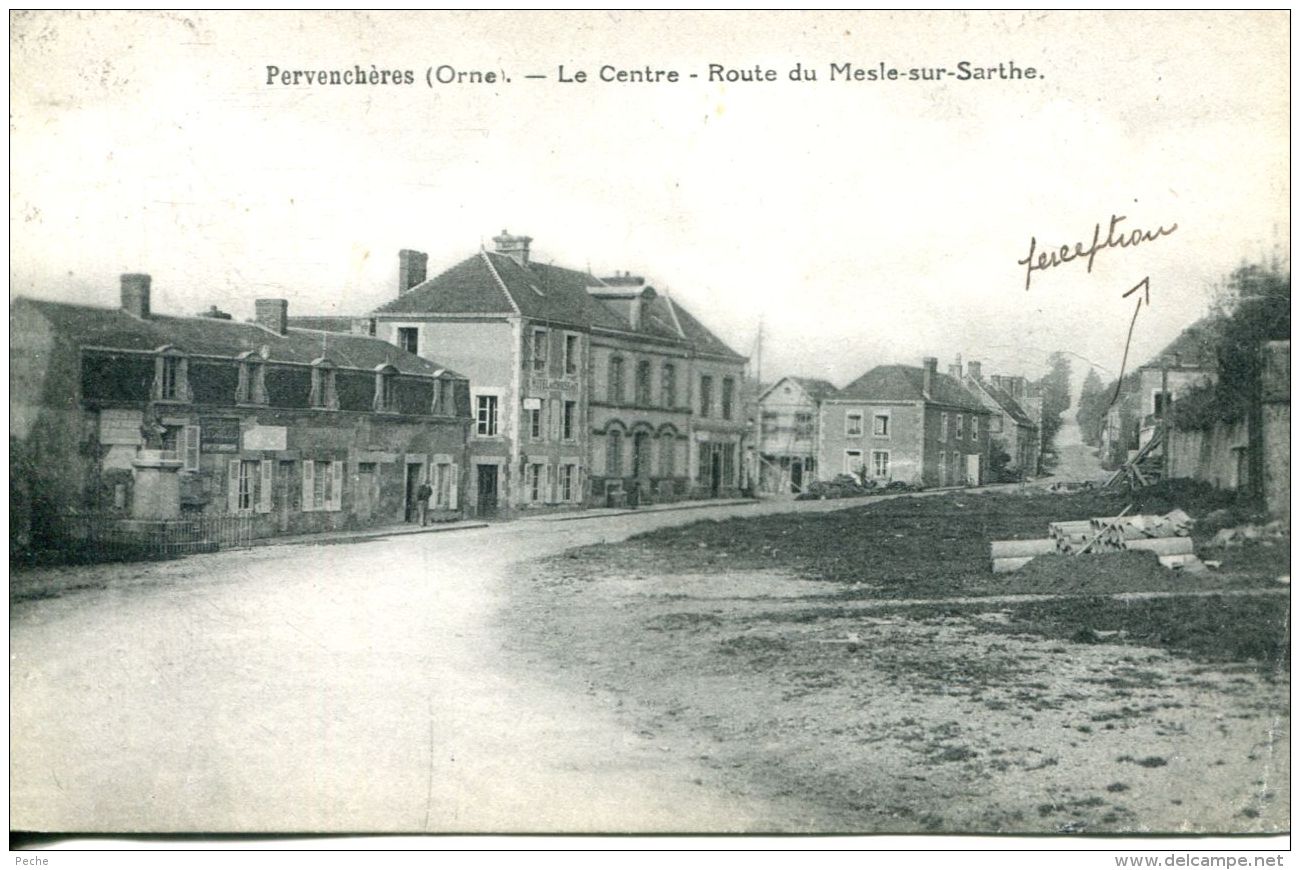 N°4117 A -cpa Pervenchères -le Centre -route Du Mesle Sur Sarthe- - Pervencheres