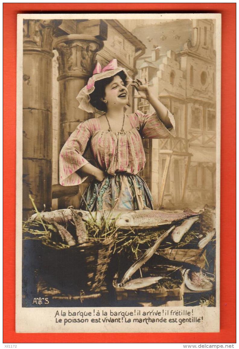 GBL-07 Jeune Femme Au Marché, Poissonnière.  Circulé. - 1er Avril - Poisson D'avril