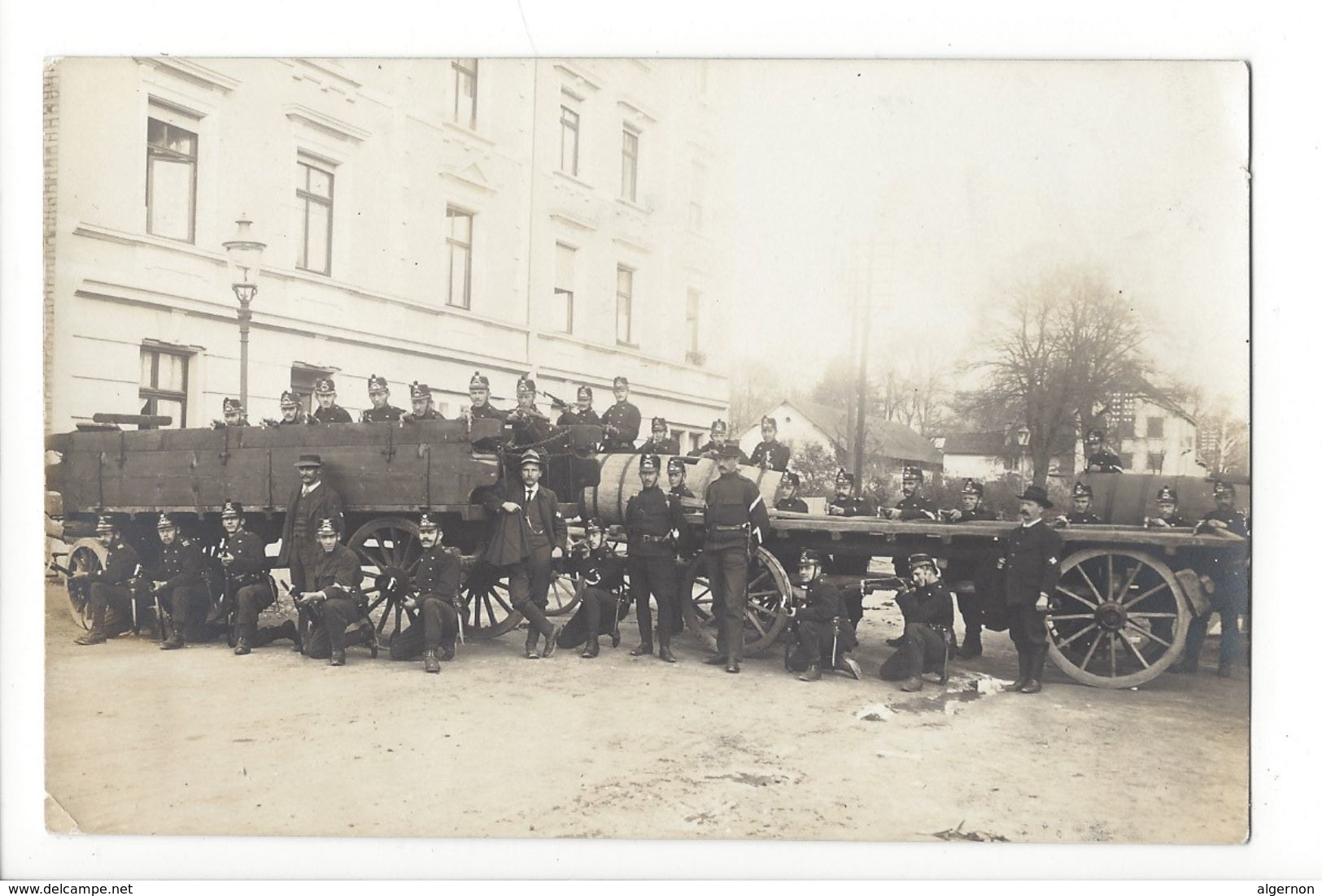 19503 - Armée Suisse Soldats Char Devant Caserne à Identifier - Autres & Non Classés