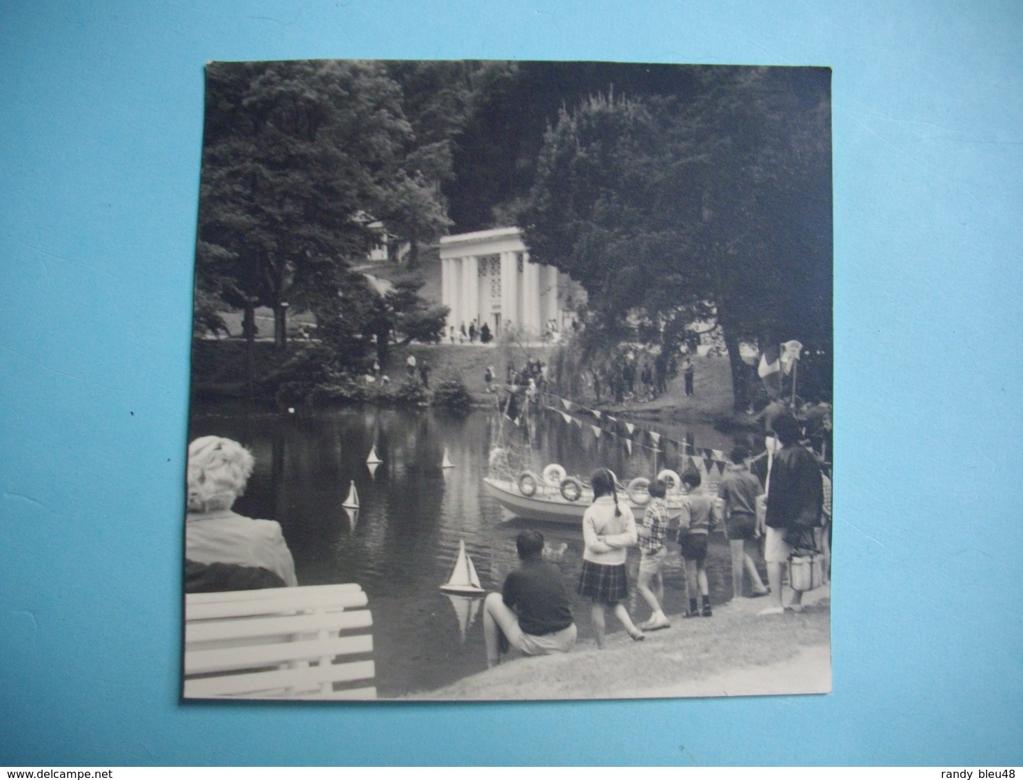 PHOTOGRAPHIE   LUCHON  -  31  - Concours De Voiliers Miniatures Au Bassin Des Quinconces  -   8,8  X  9  Cms - 1964 - Luchon