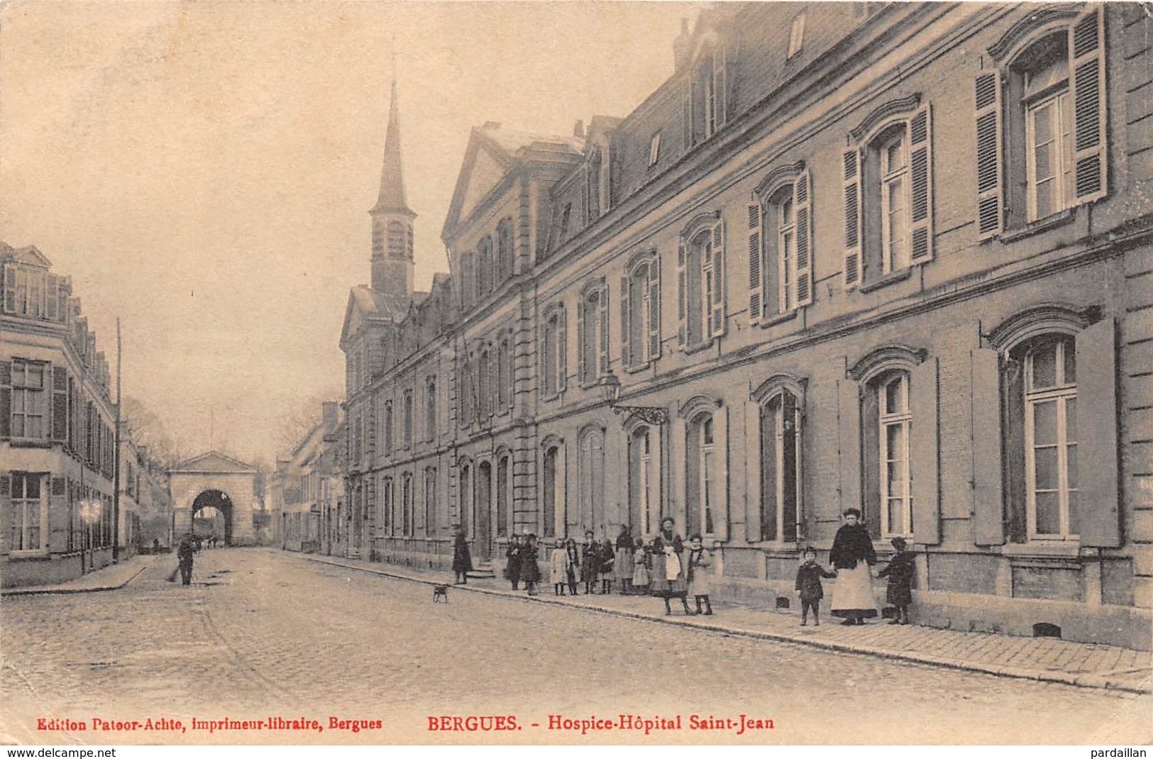 59.  BERGUES.  HOSPICE-HÔPITAL SAINT-JEAN.  GROS PLAN. ANIMATION. ENFANTS. - Bergues