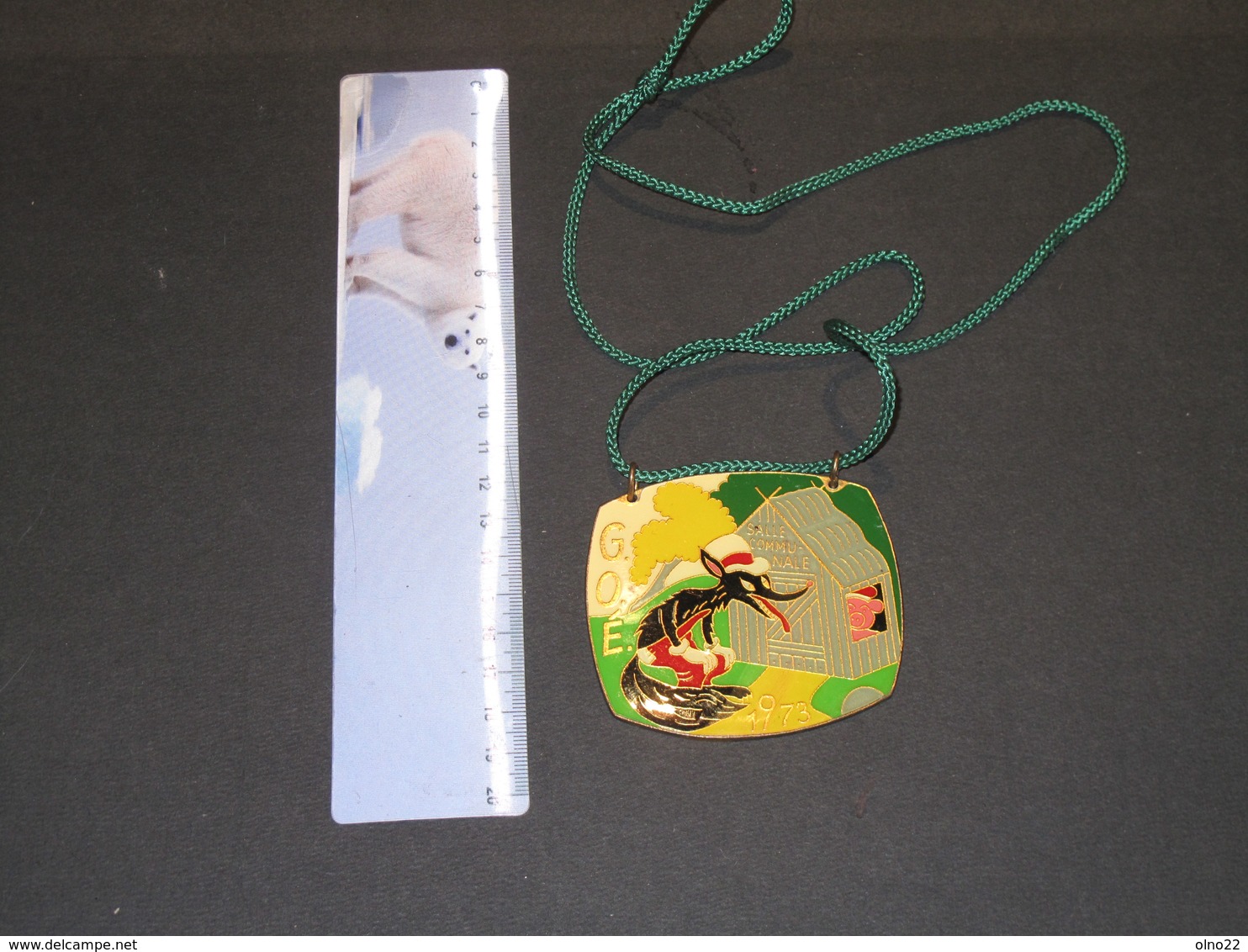 GOE - MAISON COMMUNALE - 1973 - Médaille émaillée Avecconte Loup Et Pêtits Cochons - - Other & Unclassified
