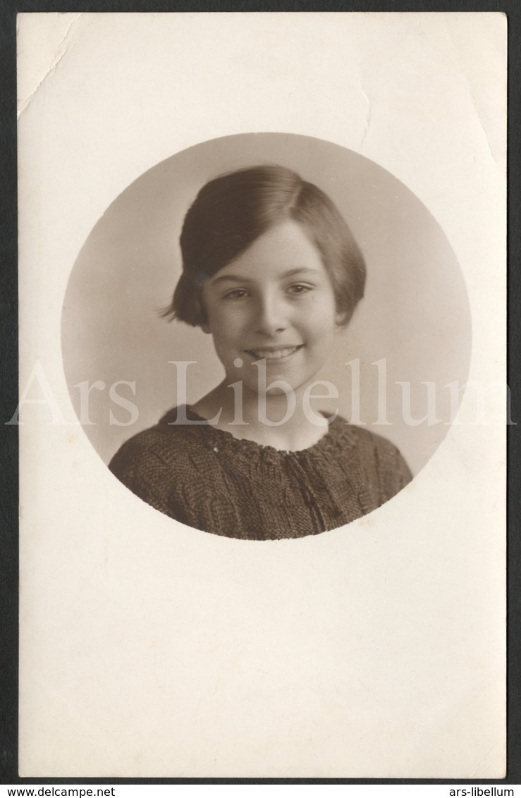 Photo Postcard / Foto / Photograph / Lovely Girl / Une Fille Adorable / Photographer F. W. Wood / England - Photographie