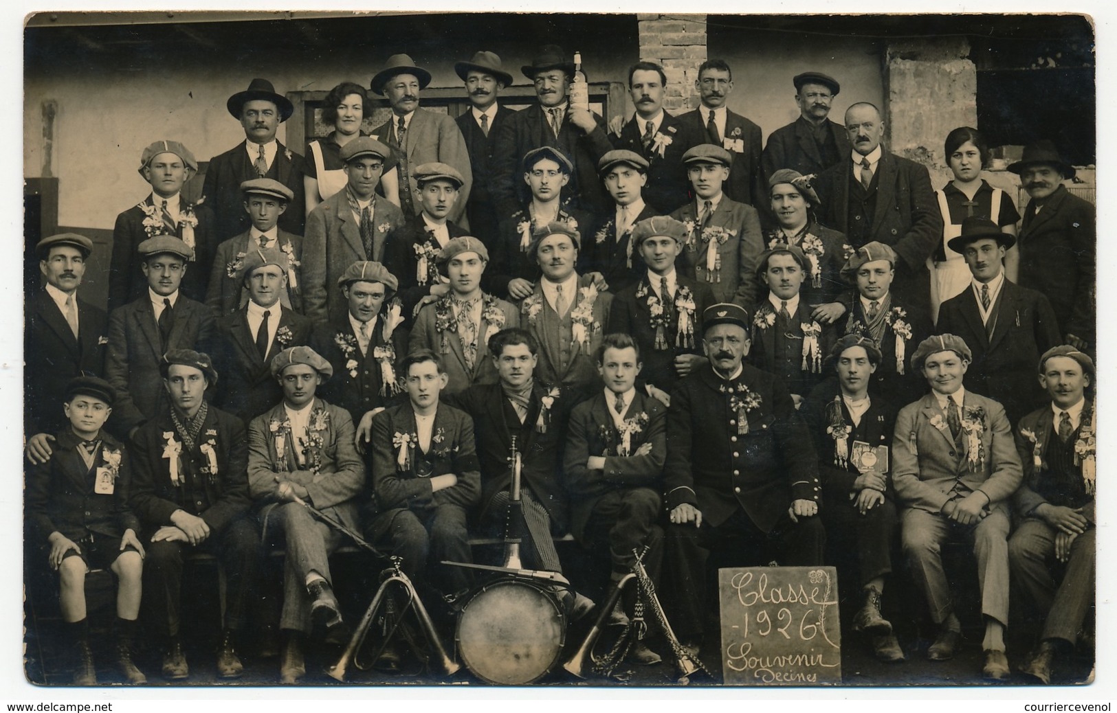 CPA Photo - DECINES (Rhône) - Groupe De Conscrits - Classe 1926 - Autres & Non Classés