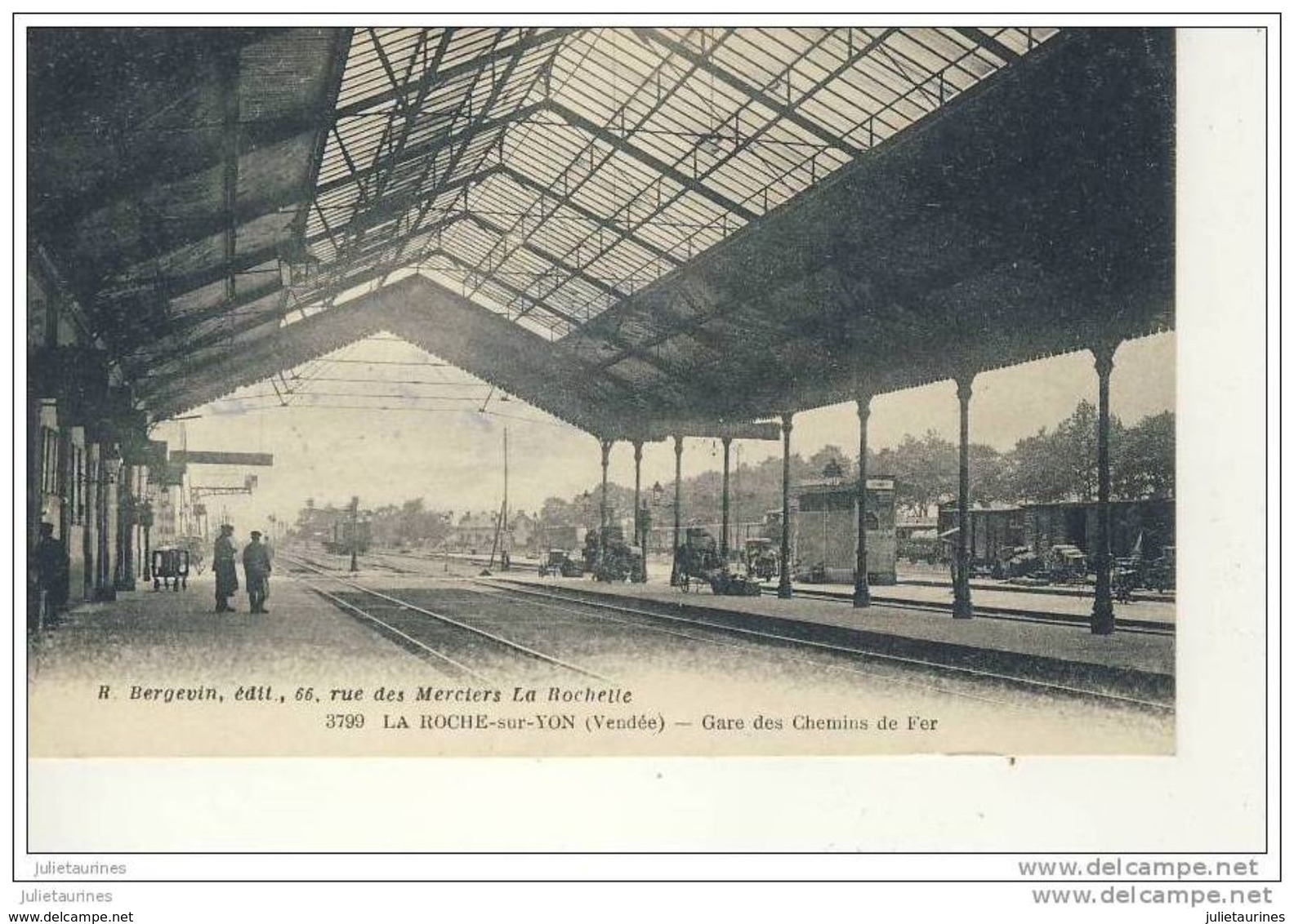 LA ROCHE SUR YON LA GARE DES CHEMIN DE FER ET TRAIN CPA BON ETAT - Stations With Trains