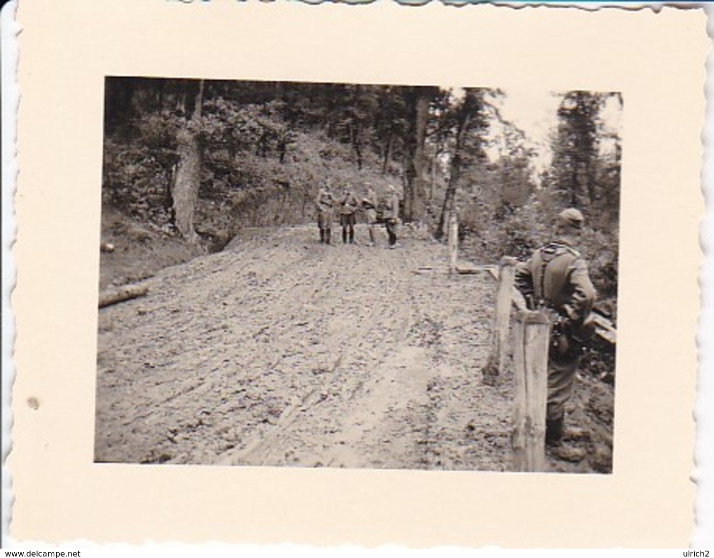 Foto Deutsche Soldaten Bei Straßenbefestigung - Osteuropa (?) - 2. WK - 5,5*4cm (33502) - Krieg, Militär