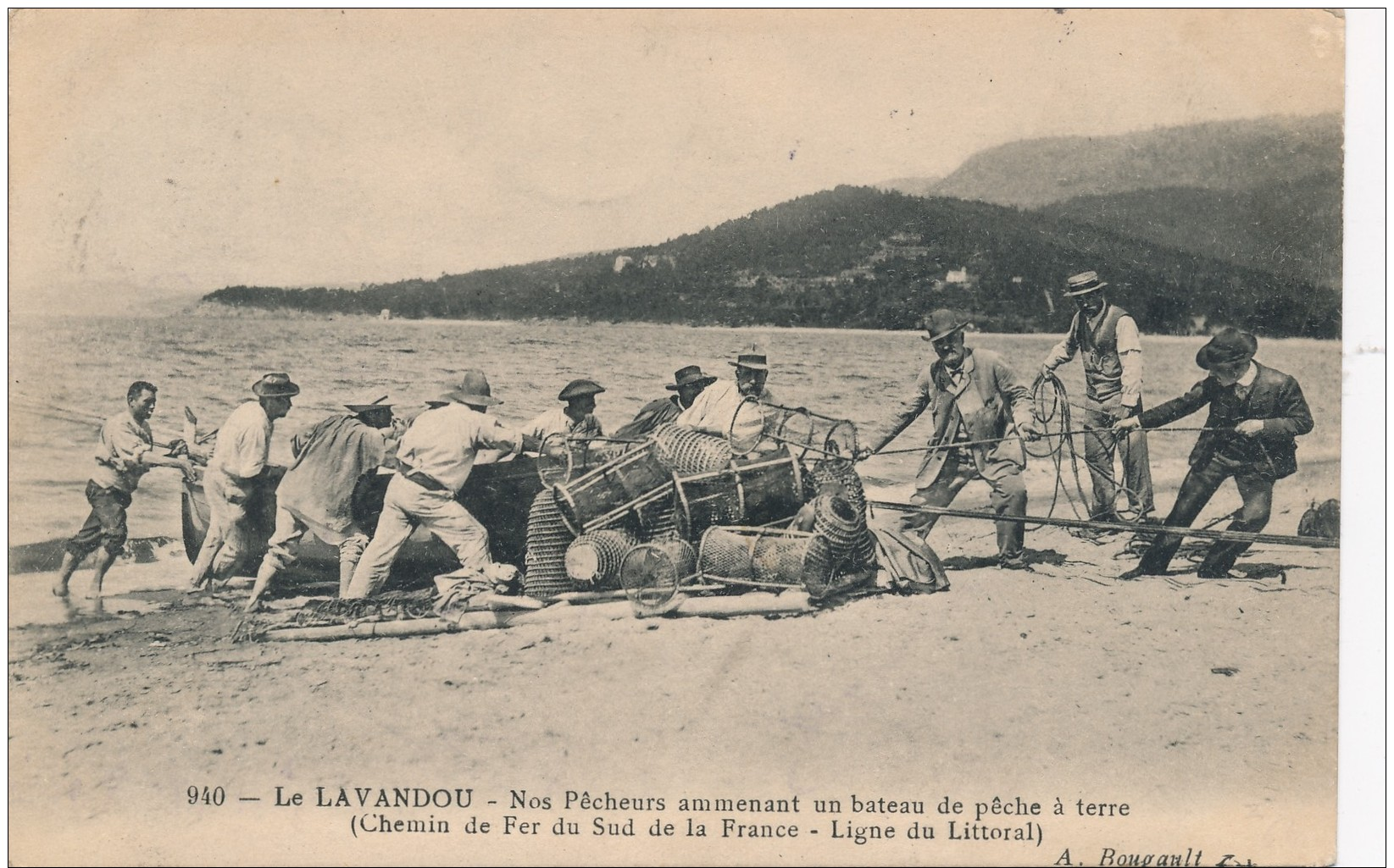 H68 - 83 - LE LAVANDOU - Var - Nos Pêcheurs Ammenant Un Bateau De Pêche à Terre - Chemin De Fer Du Sud De La France - Le Lavandou