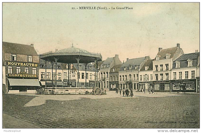 Merville.  La Grand'Place    Carte Un Peu Molle - Merville