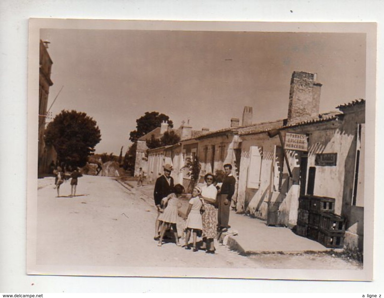 REF PHOR : Photo Originale  10 X 7 Famille à L'ile D'Aix Devant épicerie Tabac Mercerie 9 1950 - Lieux