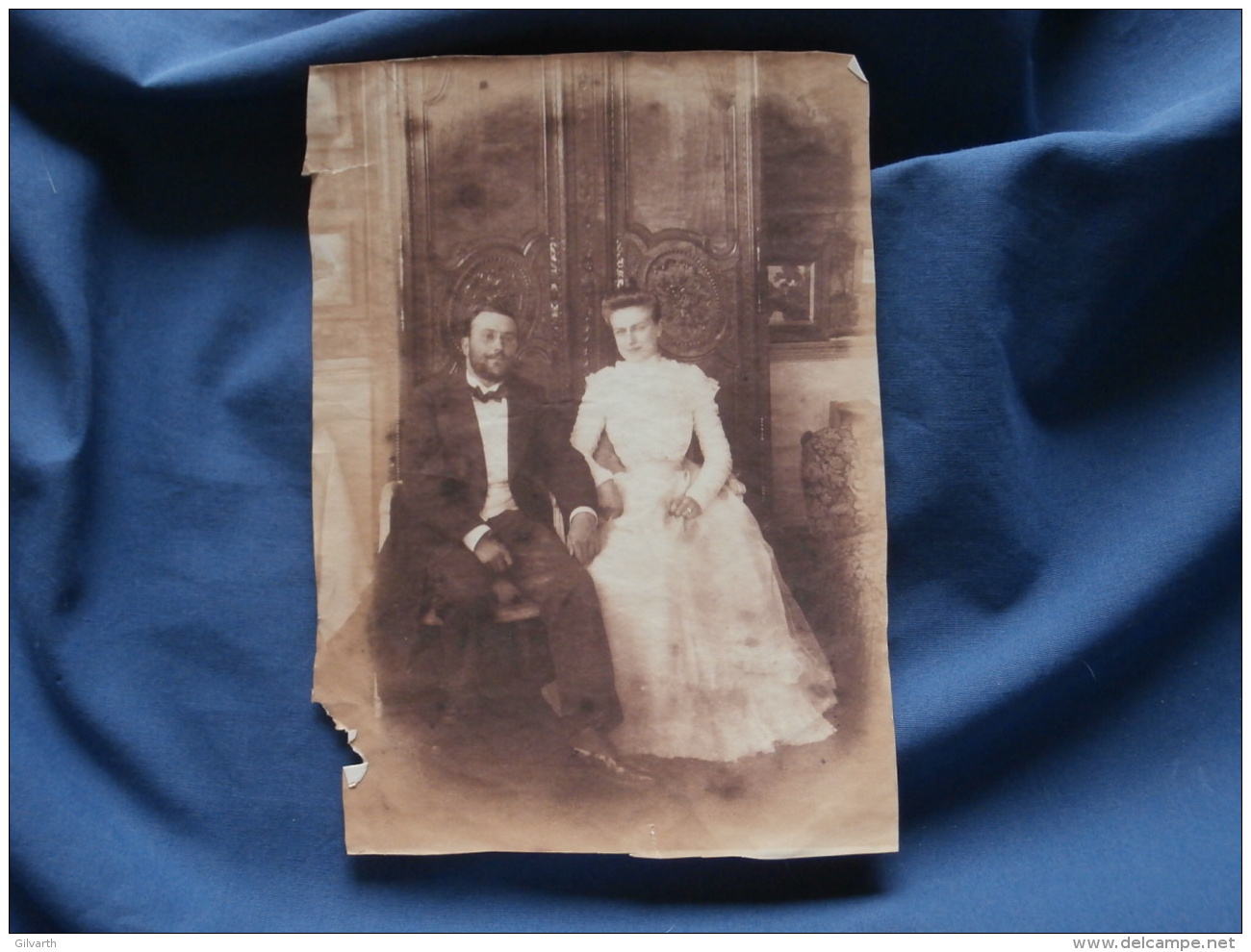 Photo Couple De Jeunes Mariés Assis  Devant Une Belle Armoire Mariés Portant Des Lunettes - CA 1910 - L356 - Personnes Anonymes