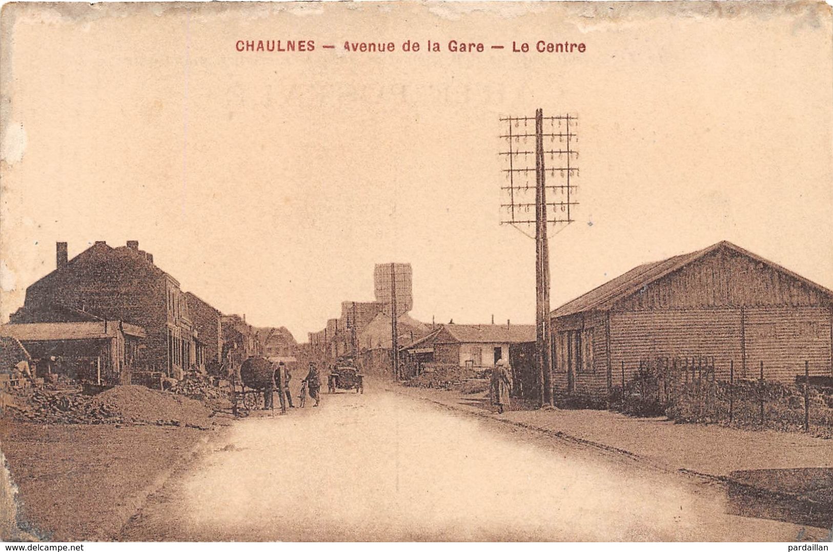 80.  CHAULNES.  AVENUE DE LA GARE.  LE CENTRE.  ANIMATION. - Chaulnes