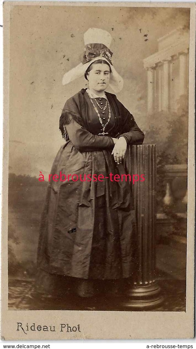 A Voir-CDV Femme Avec Grande Coiffe Régionale-maison Rideau Quai De Caligny à Cherbourg - Anciennes (Av. 1900)