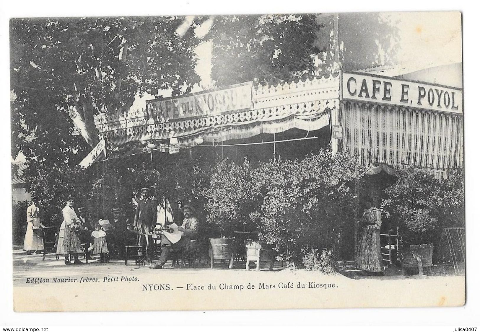 NYONS  (26) Place Du Champ De Mars Façade Et Terrasse Café Du Kiosque Animation - Nyons