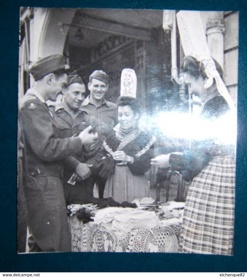 Photo Presse Soldats US Femmes Coiffe Bigoudène Années 1940 Bretagne - Lieux