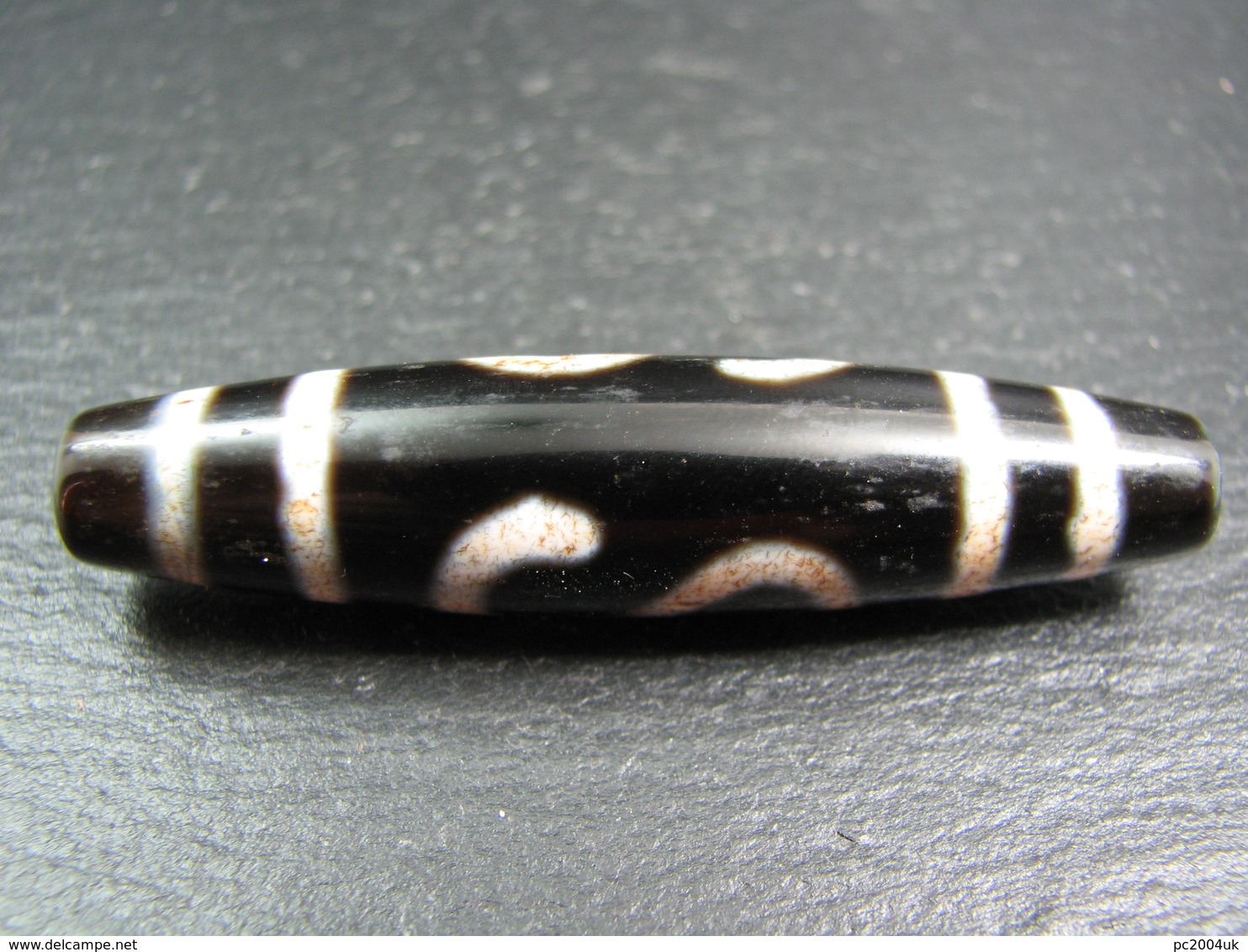 FREE SHIPPING. An Agate Dzi Bead With A Double Money Hook Pattern From Tibet / Nepal FREE SHIPPING. - Archeologia