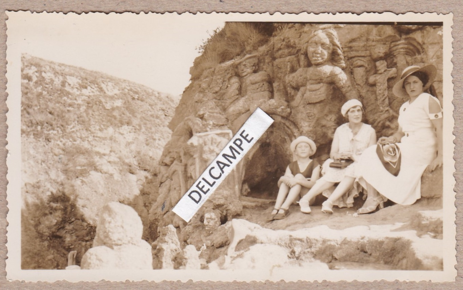 ROTHENEUF SAINT MALO 1930 - Photo Originale D'une Visite Des Rochers Sculptés ( Ille Et Vilaine ) - Lugares