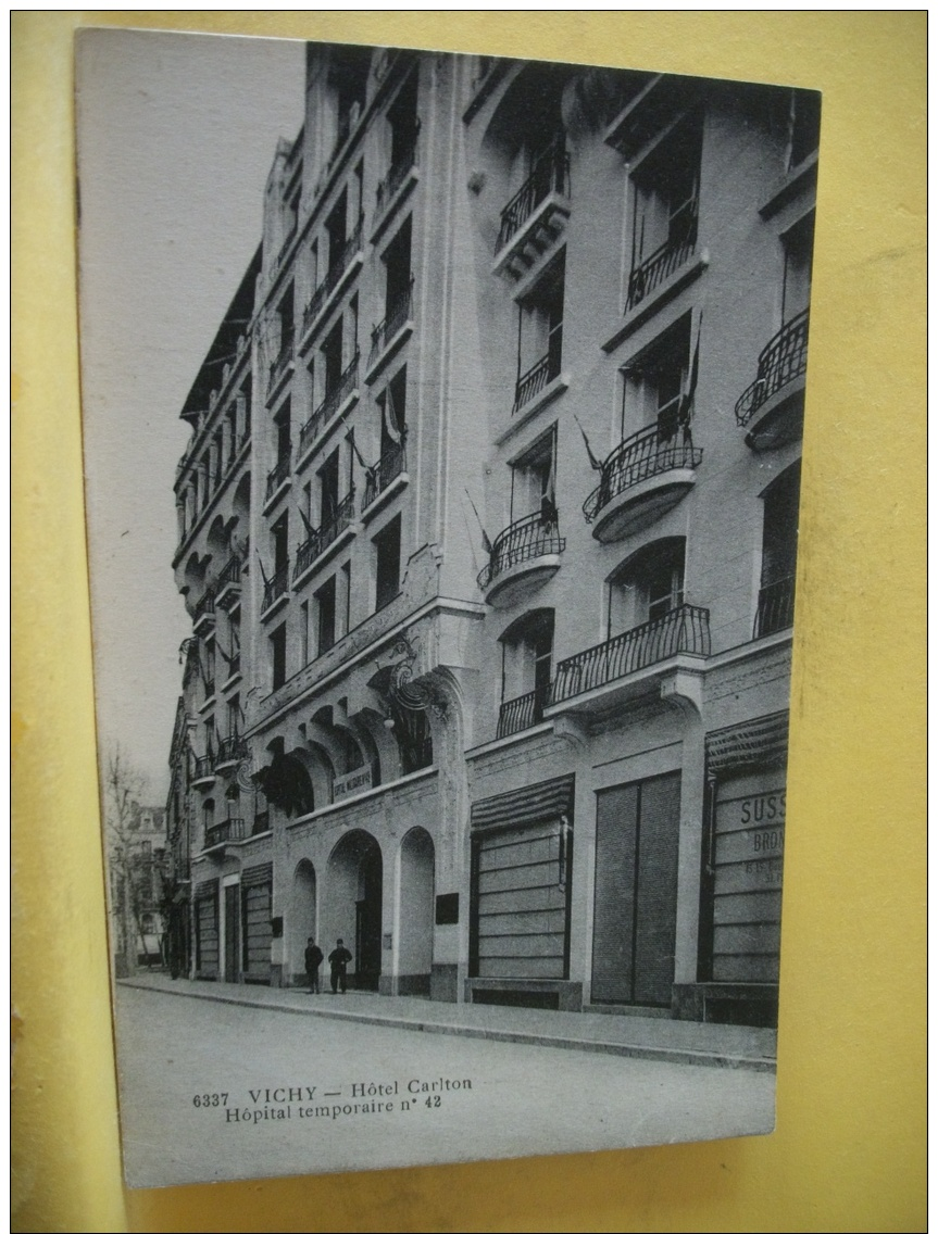 L2 9453 CPA 1915 - 03 VICHY. HOTEL CARLTON. HOPITAL TEMPORAIRE N°42. - ANIMATION - Vichy