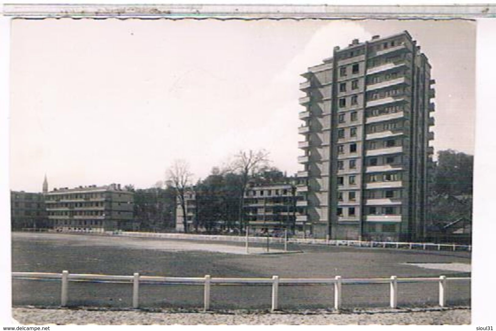 92.  SAINT CLOUD  VUE GENERALE   LE STADE  ET LES  NOUVEAUX  IMMEUBLES   CPSM  TBE - Saint Cloud