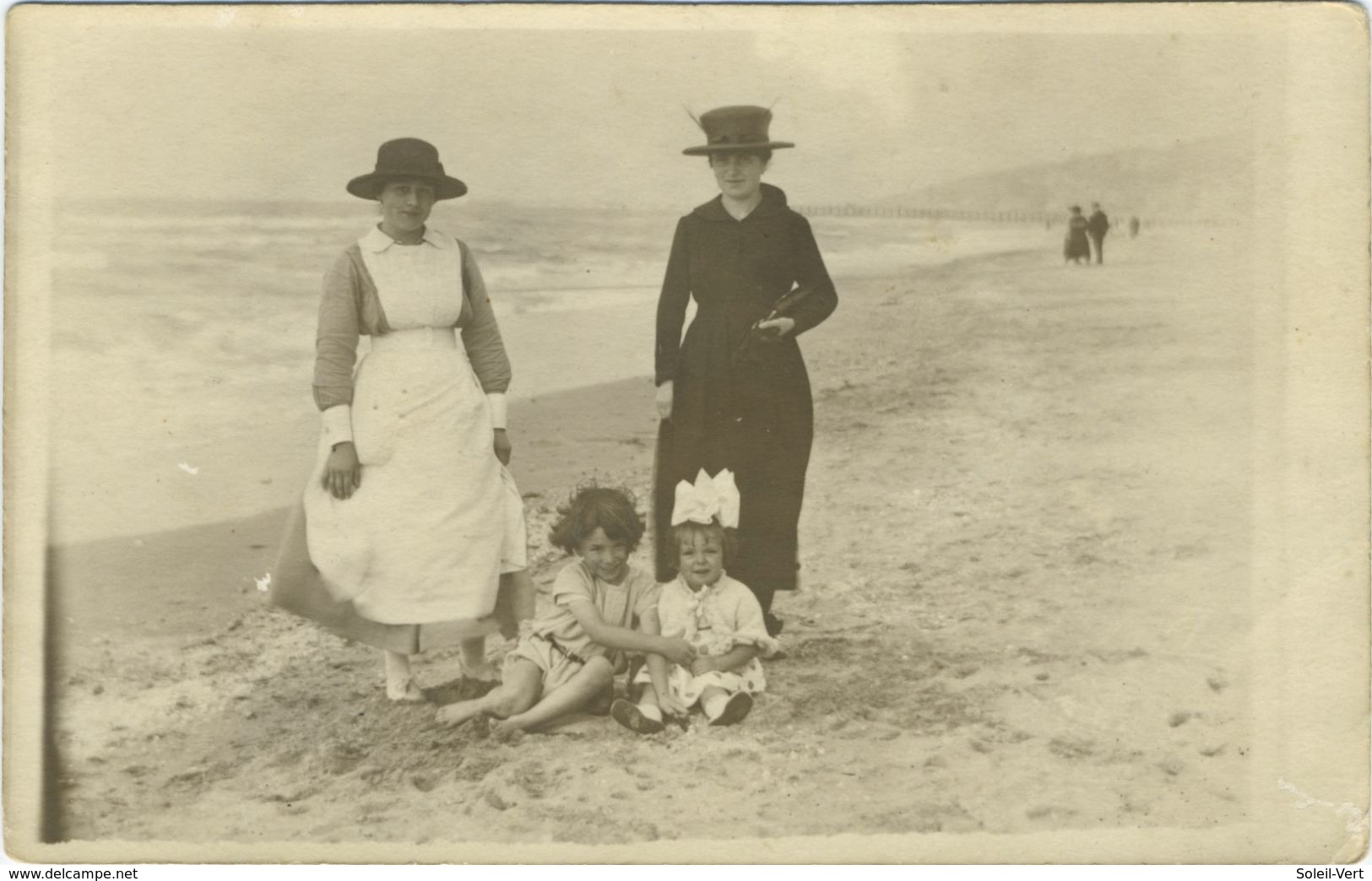 Famille à La Mer Photo Carte - Personnes Anonymes