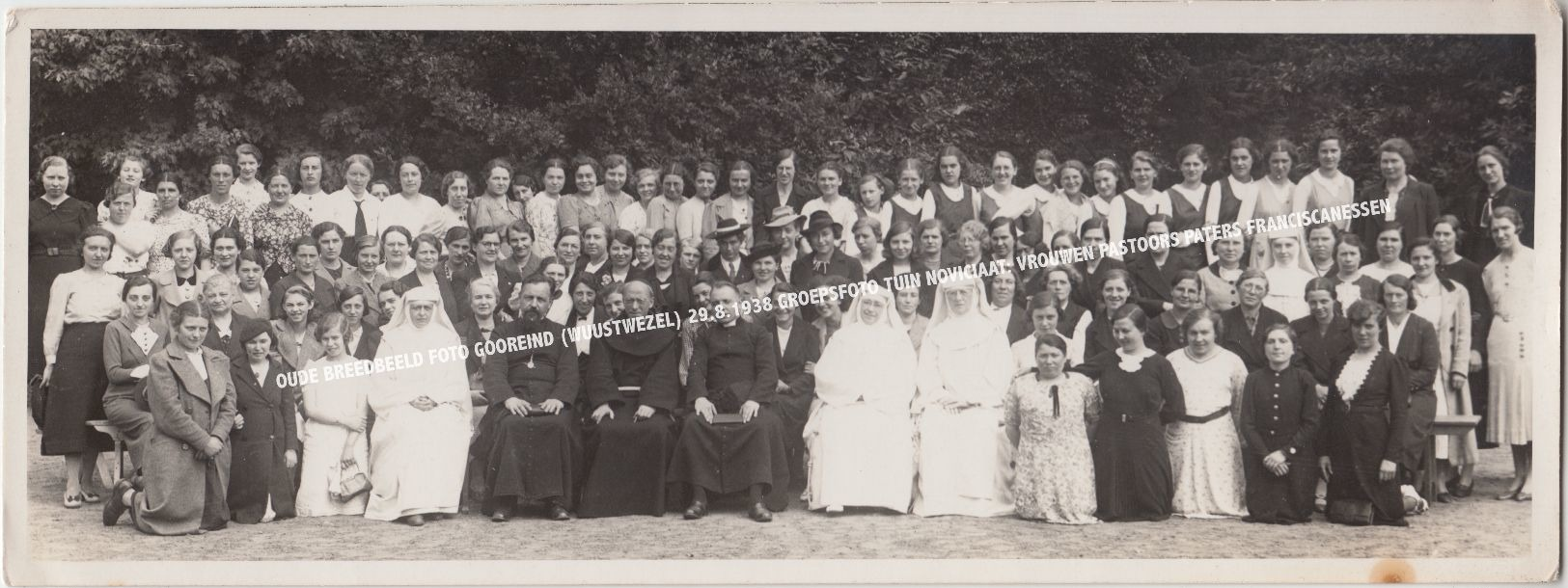 OUDE BREEDBEELD FOTO GOOREIND (WUUSTWEZEL) 29.8.1938 GROEPSFOTO TUIN NOVICIAAT: VROUWEN PASTOORS PATERS FRANCISCANESSEN - Wuustwezel