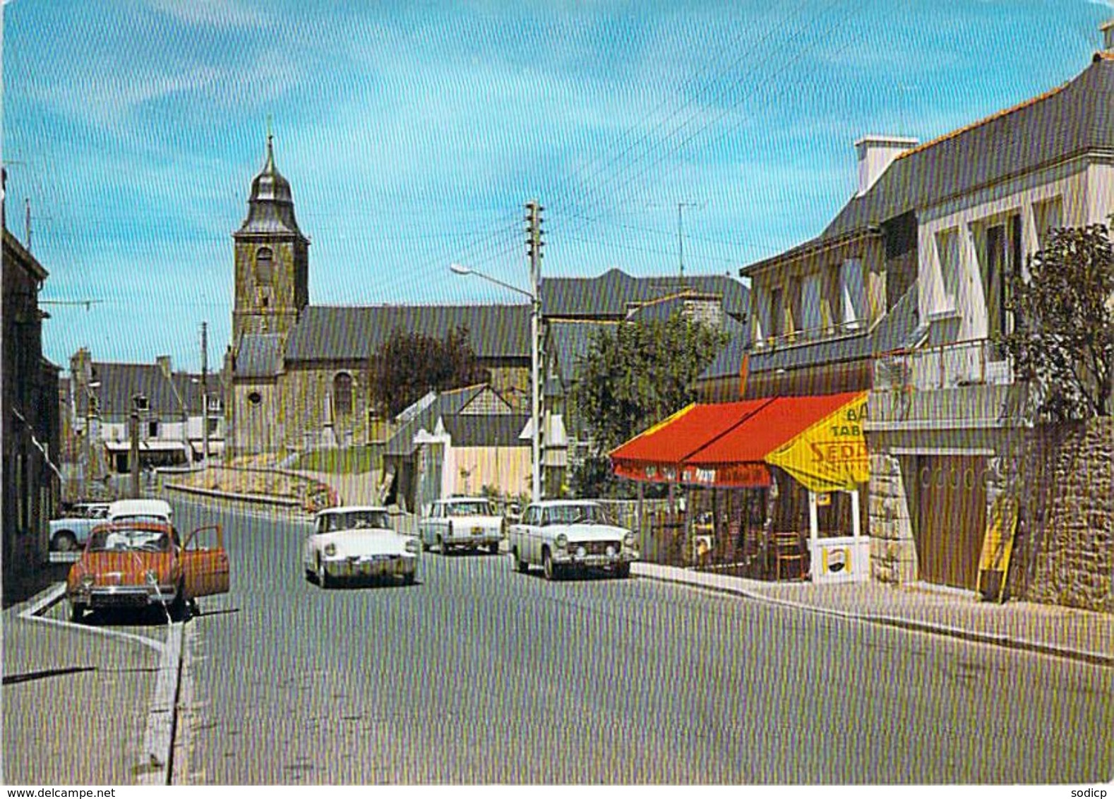 SAINT COULOMB LA RUE DE LA POSTE ET L EGLISE DS PEUGEOT RENAULT - Saint-Coulomb